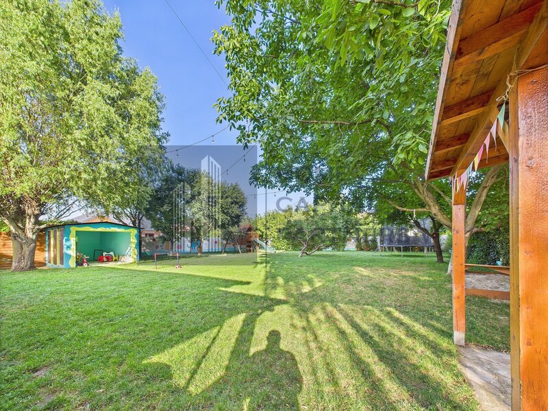 Domnesti, spatiu de joaca pentru copii, curte 1.000 mp.