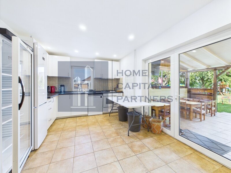 Domnesti, spatiu de joaca pentru copii, curte 1.000 mp.